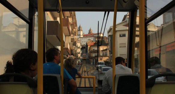 El funicular de Viseu es un moderno medio de transporte en pugna con la elevación del casco antiguo de la ciudad / Juan Carlos Romero