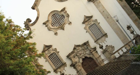 La ornamentación de las fachadas de los templos religiosos de Viseu sigue un mismo patrón neobarroco de estilo Juan V / Juan Carlos Romero